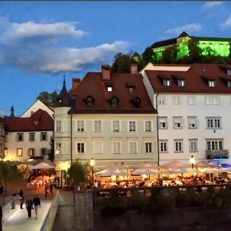 アパート Apartment On Ljubljana Riverbank - Svetla Tocka リュブリャナ