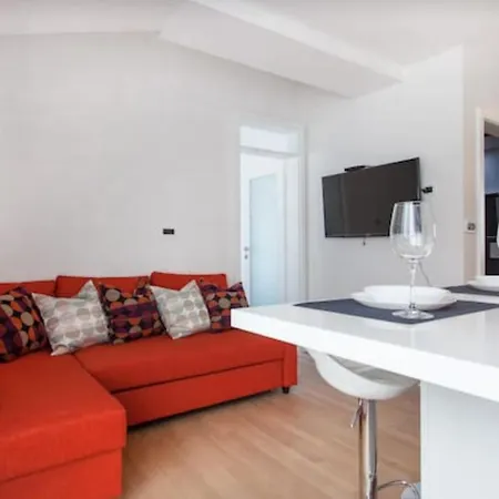 Apartment On Ljubljana Riverbank - Svetla Tocka Appartamento