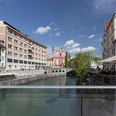 アパート Apartment On Ljubljana Riverbank - Svetla Tocka *